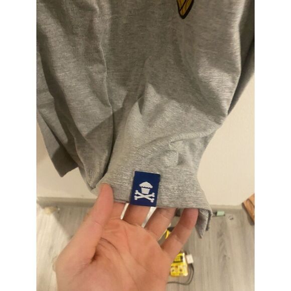 JOHNNY CUPCAKES BRAND MIKE NAPOLI T SHIRT Jersey Beard Baseball Bats Gray Large - Picture 6 of 6